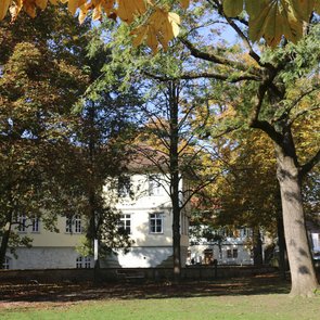Marstallgarten mit Kirchheimer Schloss im Hintergrund