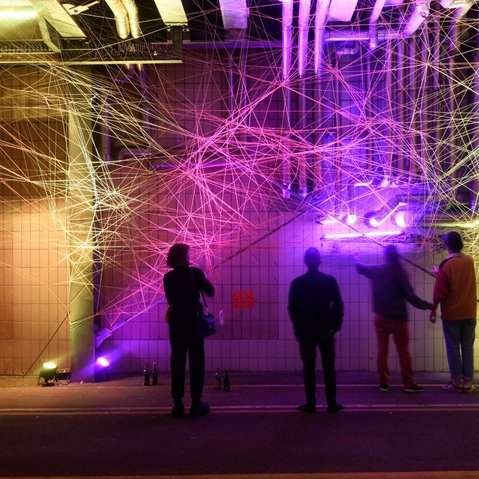 Blick auf eine Lichtinstallation
