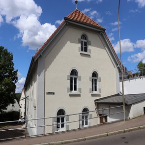Wasenhalle von der Seite, im Hintergrund blauer Himmel