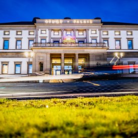 Aufnahme des Stadtpalais von der Konrad-Adenauer-Straße aus im Abendlicht. 