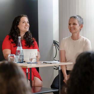 Moderatorin Theresa Gunkel spricht mit Wiebke Richert