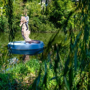 Skulptur Mann auf Seepferdchen