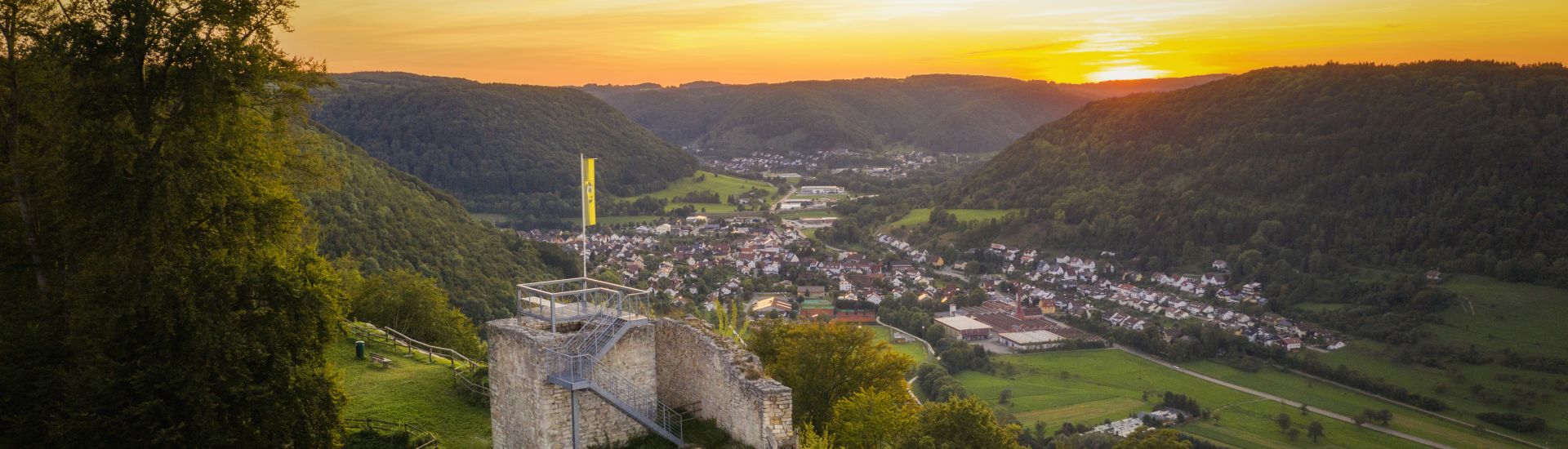 Blick von einem Berg aus ins Tal und auf Bad Ditzenbach