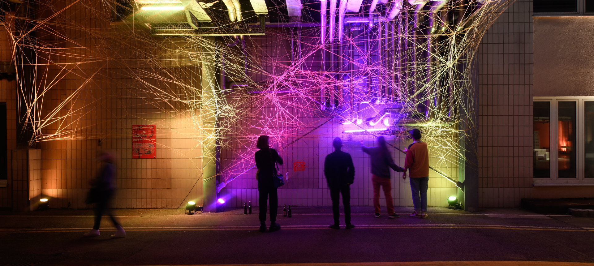 Blick auf eine Lichtinstallation