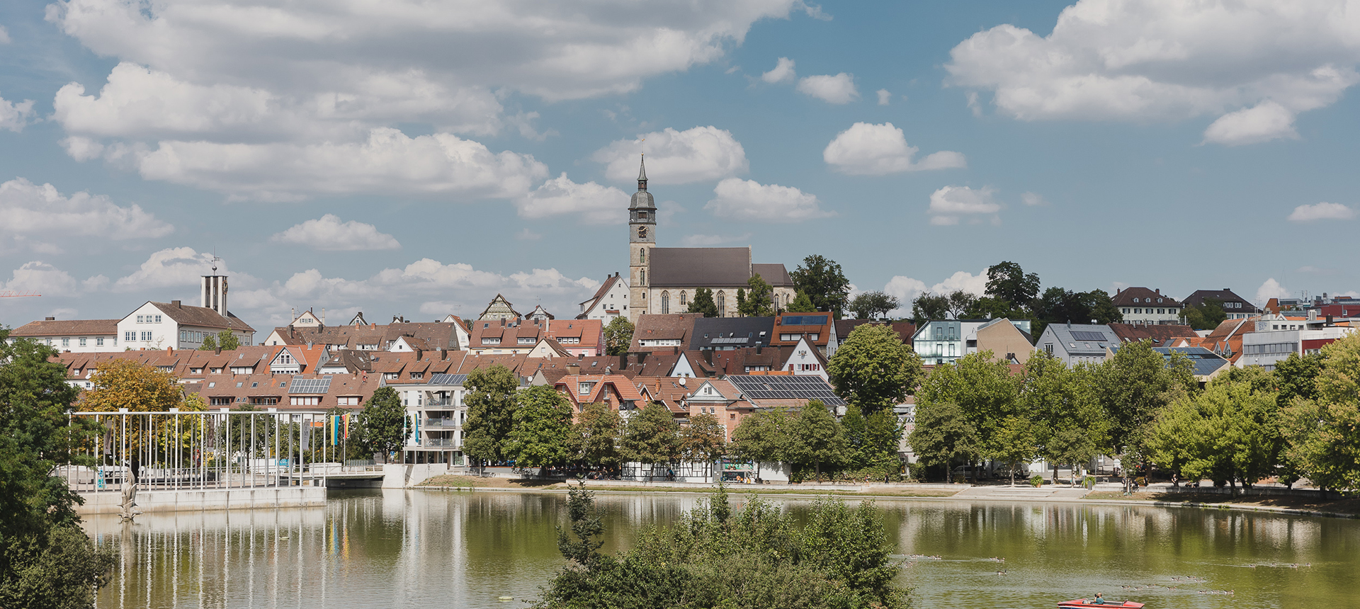 Blick über den See auf die Stadt Böblingen