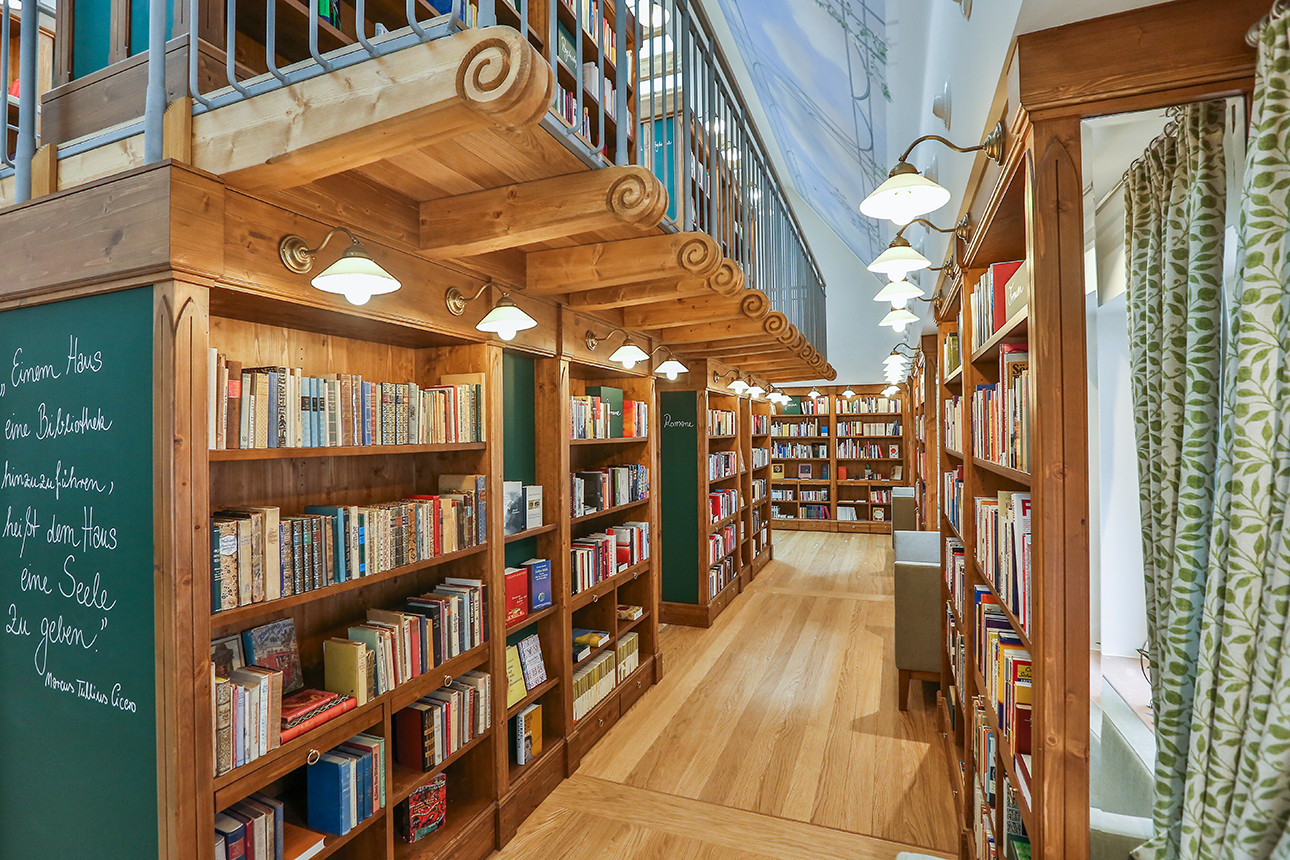 Blick in die Bücherreihen