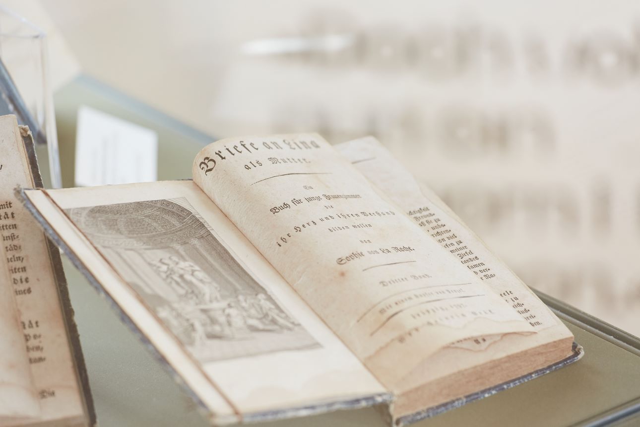 Aufgeschlagenes Buch aus dem Museumsfundus