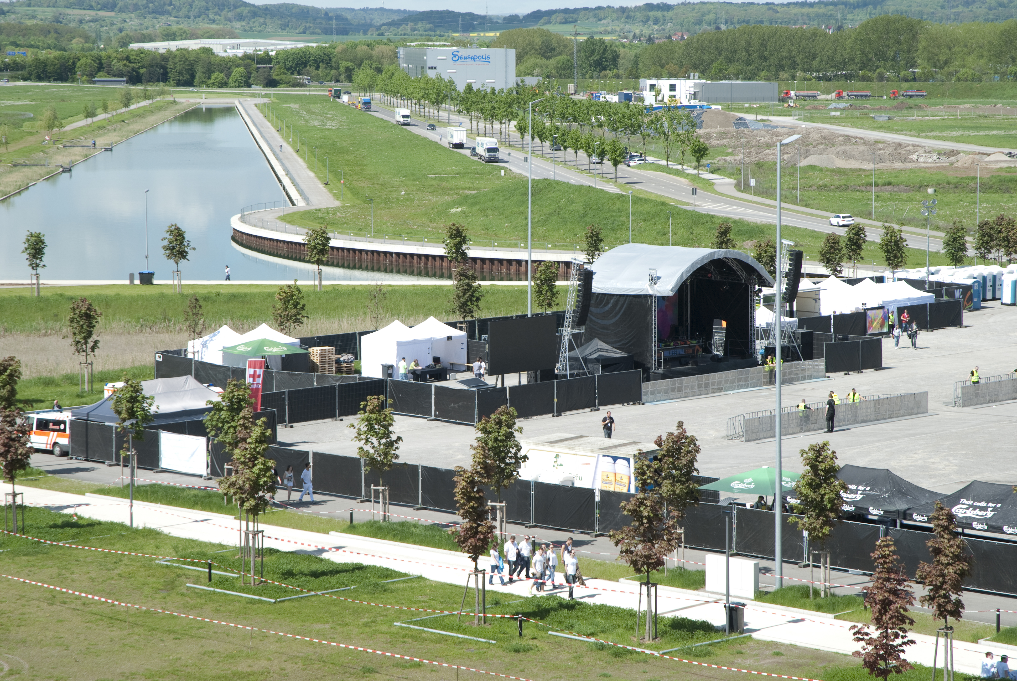 Auf dem Festplatz ist die Infrastruktur für ein großes Konzert aufgebaut.