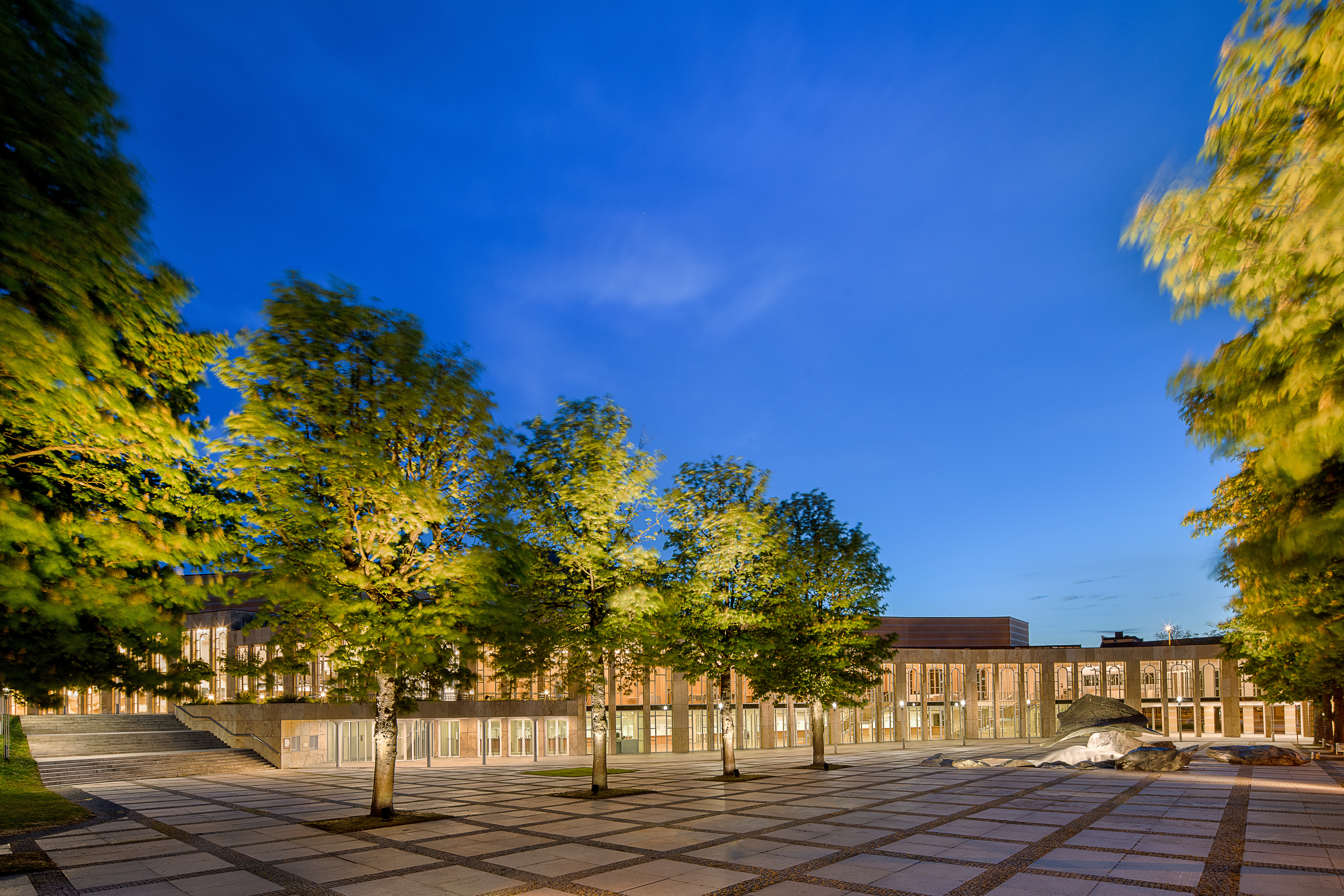 Aussenansicht Forum am Schlosspark bei Nacht