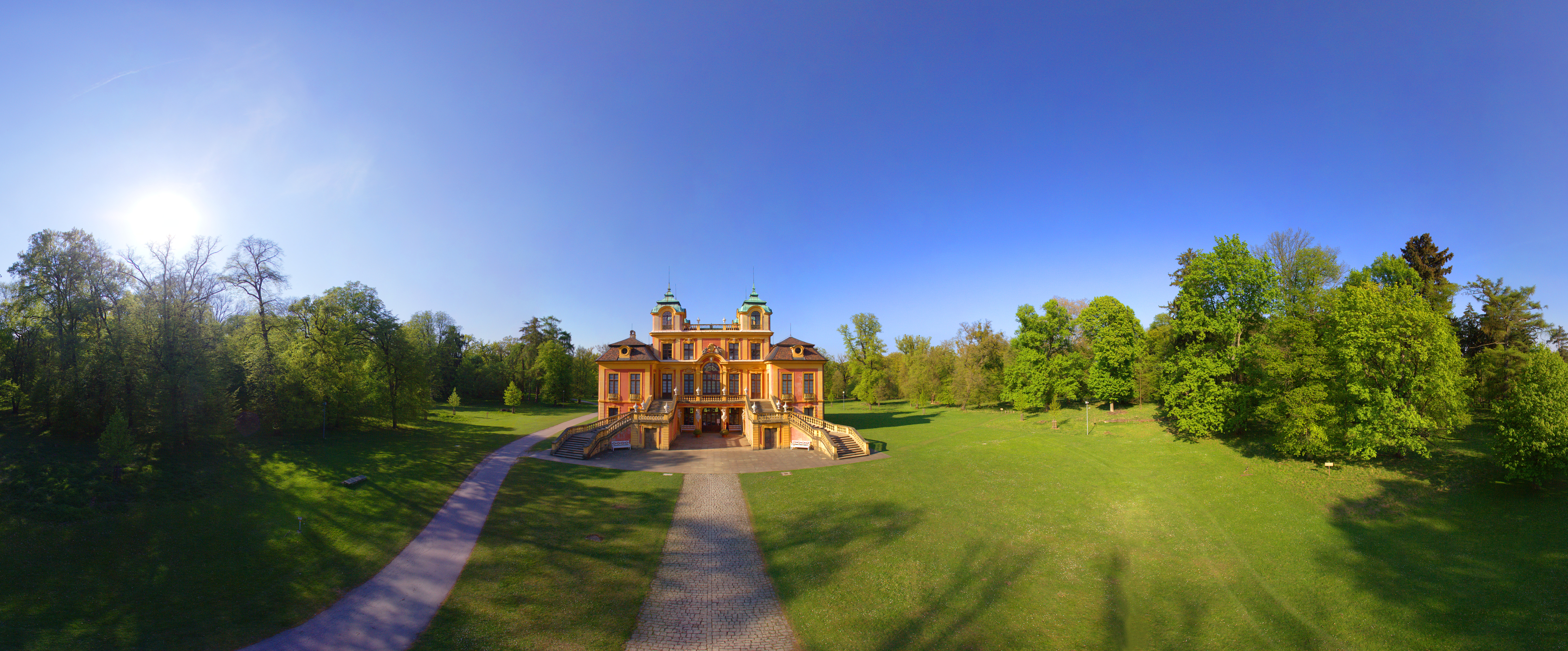 Weg der zum Schloss Favorite führt.