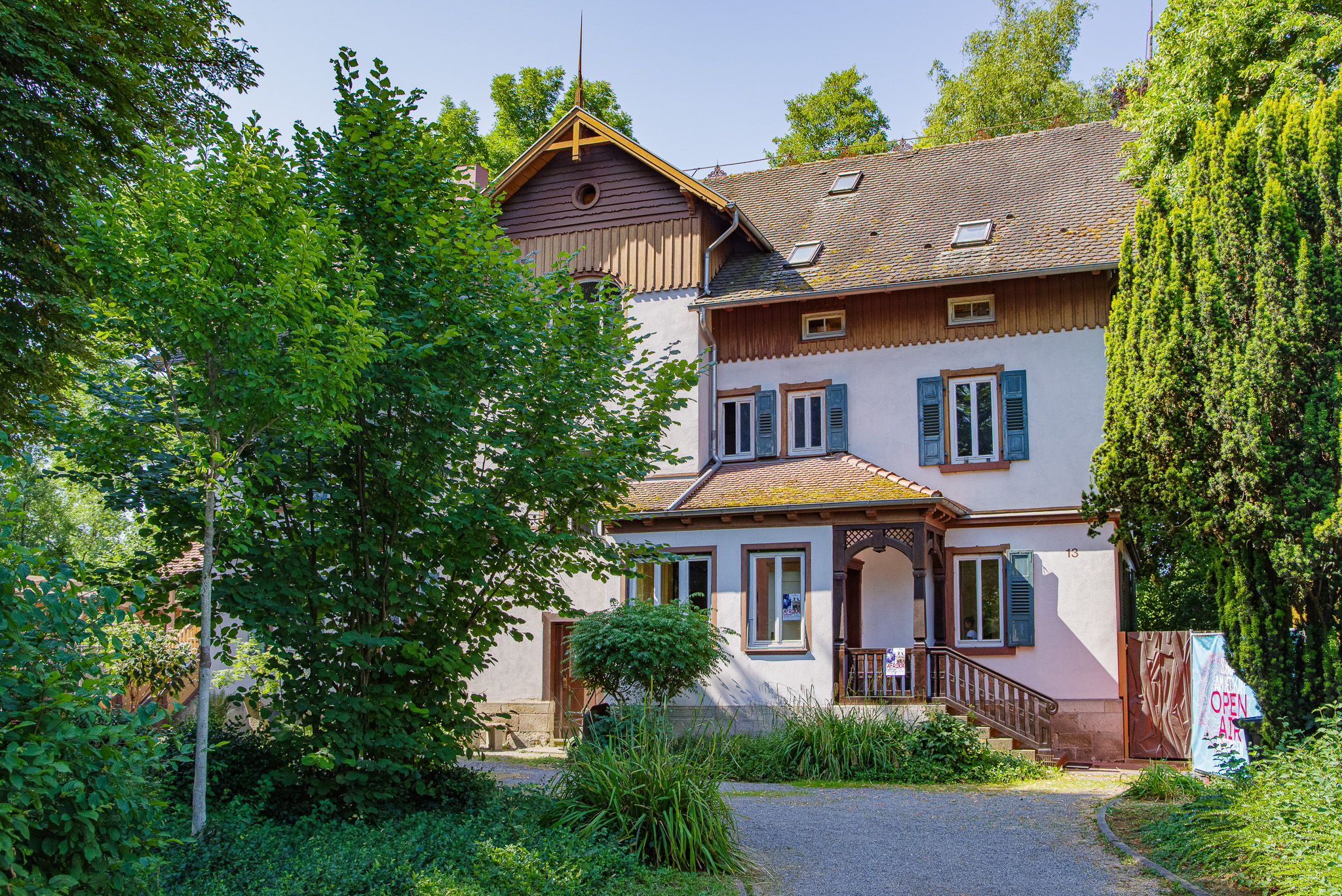 Blick von aussen auf das Gebäude
