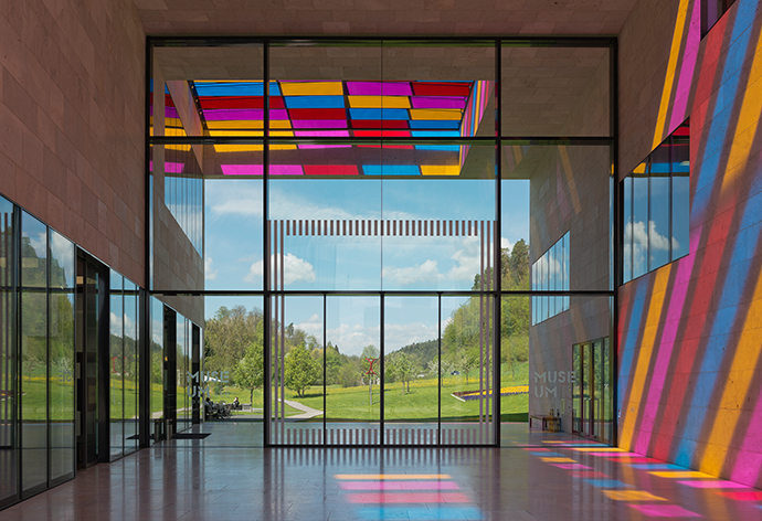 Außenansicht des Museumsgebäudes, Passage mit Photo-Souvenir: Daniel Buren, Broken Square und Projected Colours, works in situ and mobile, 2013