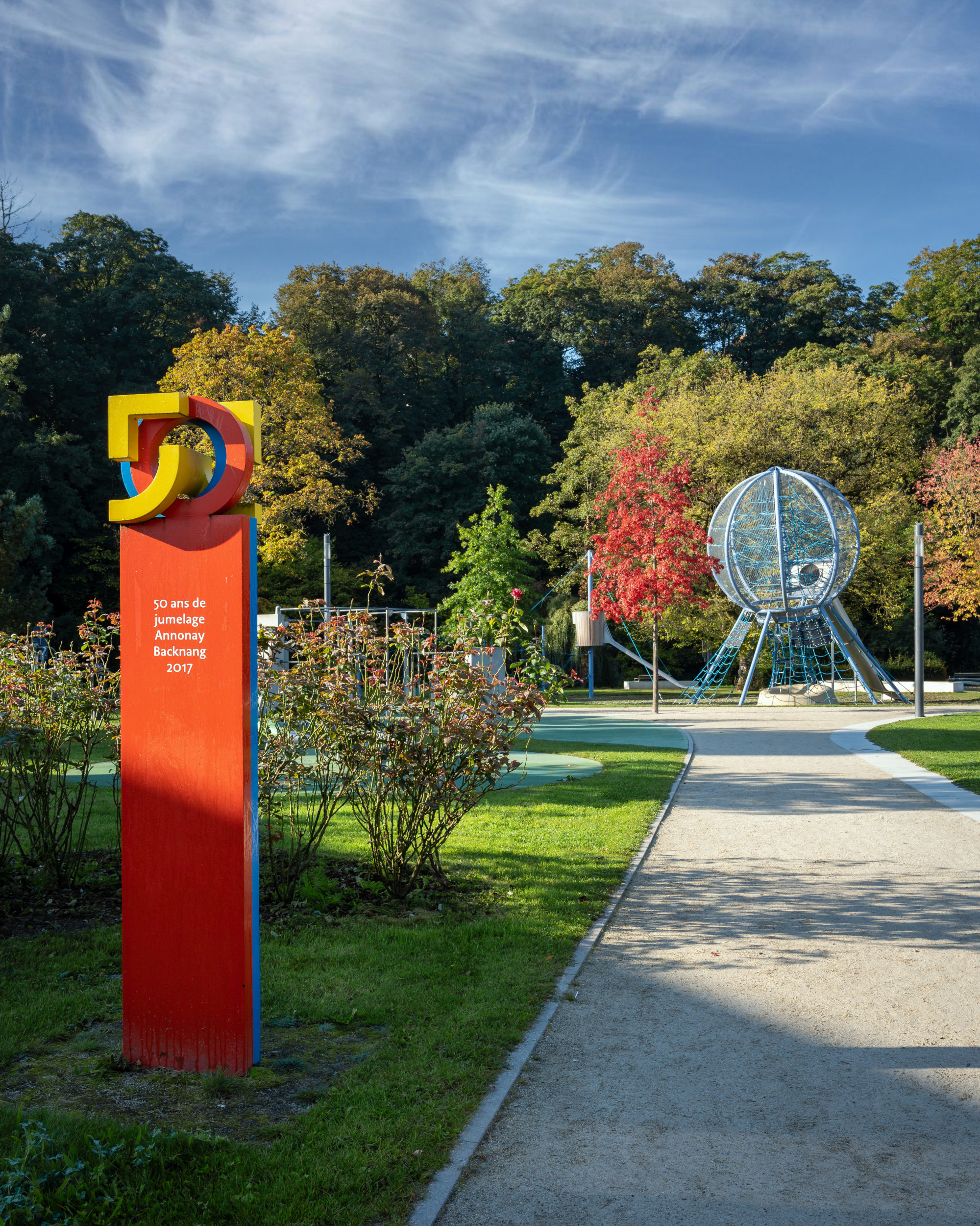 Blick in die Parkanalge bei schönem Wetter