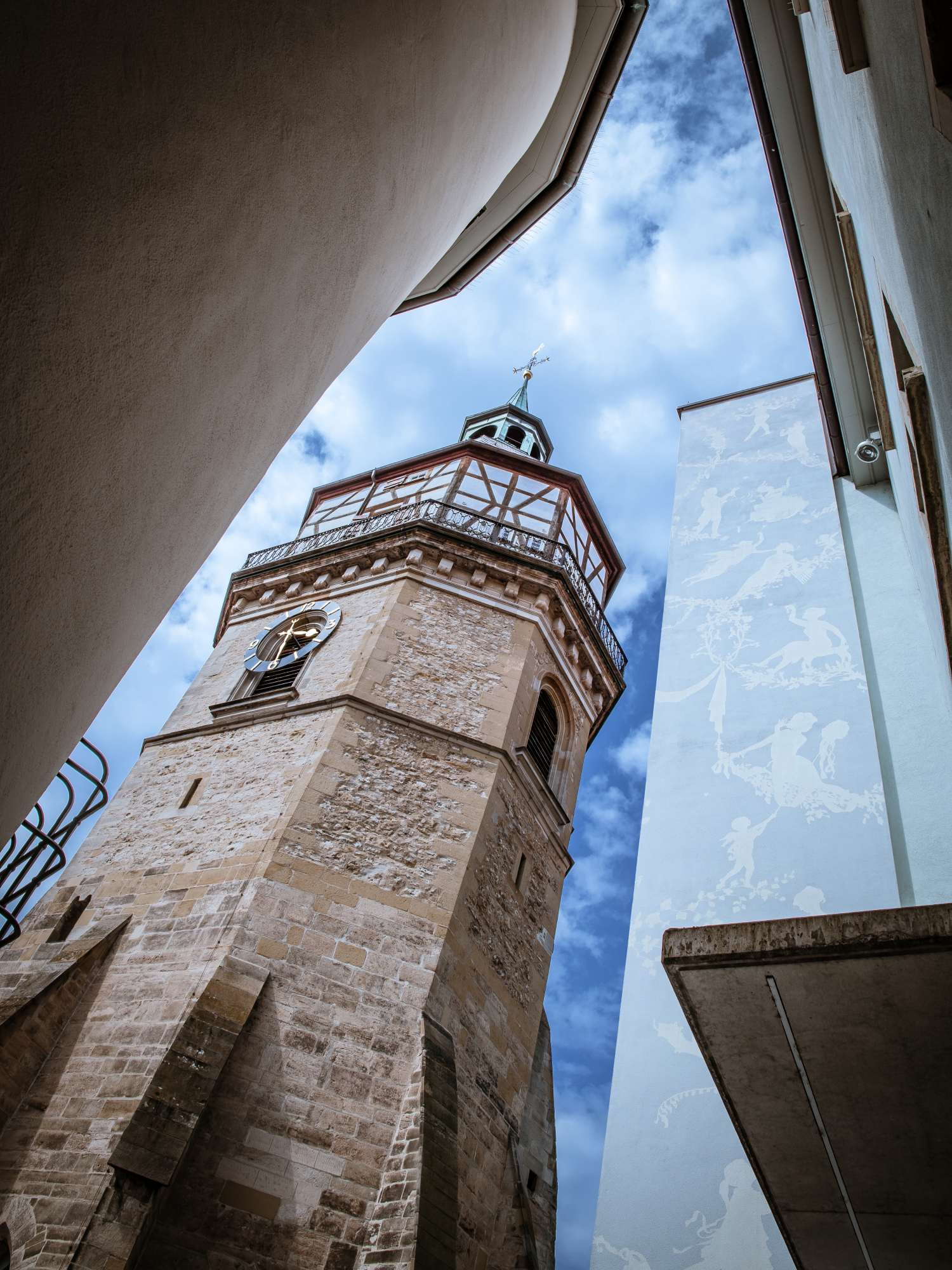 Blick zwischen zwei Häusern hindurch auf den Turm