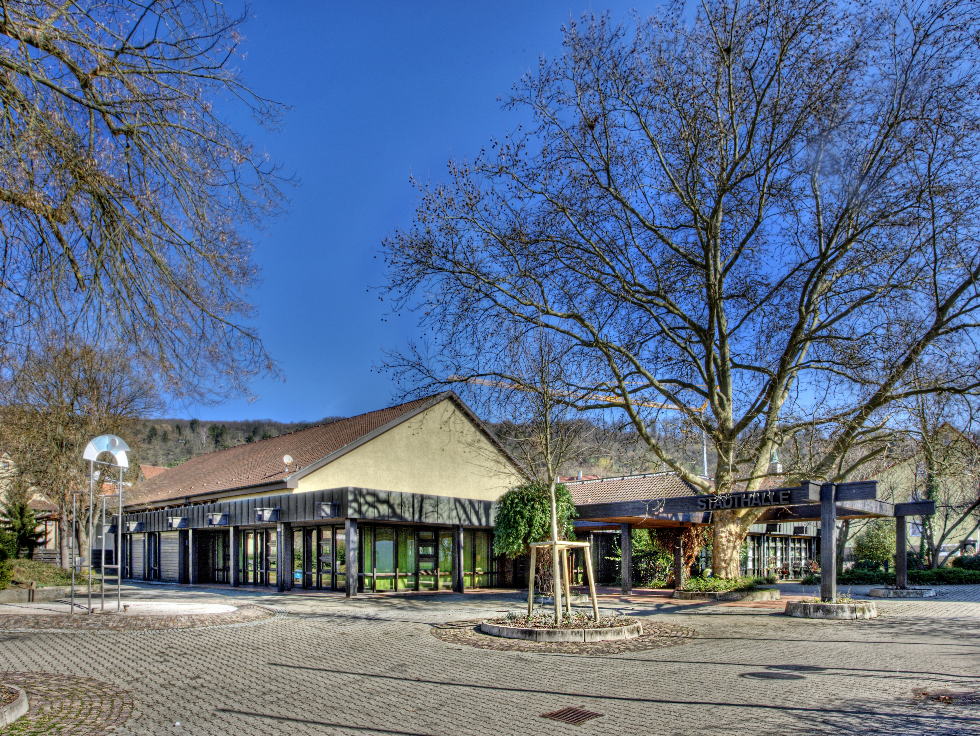 Blick auf die Stadthalle Plochingen und den Eingangsbereich bei herrlichem Sonnenschein