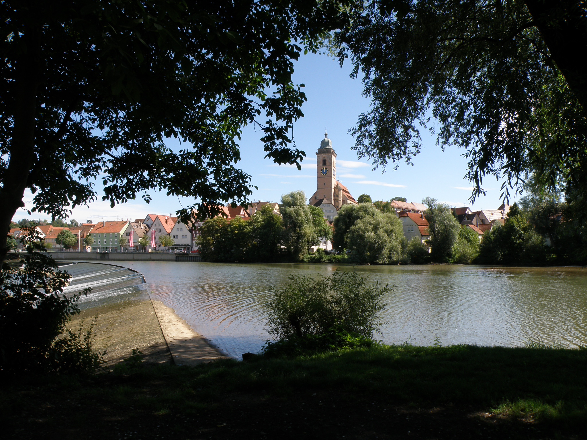 Blick über den Neckar auf die Stadt und St. Laurentius