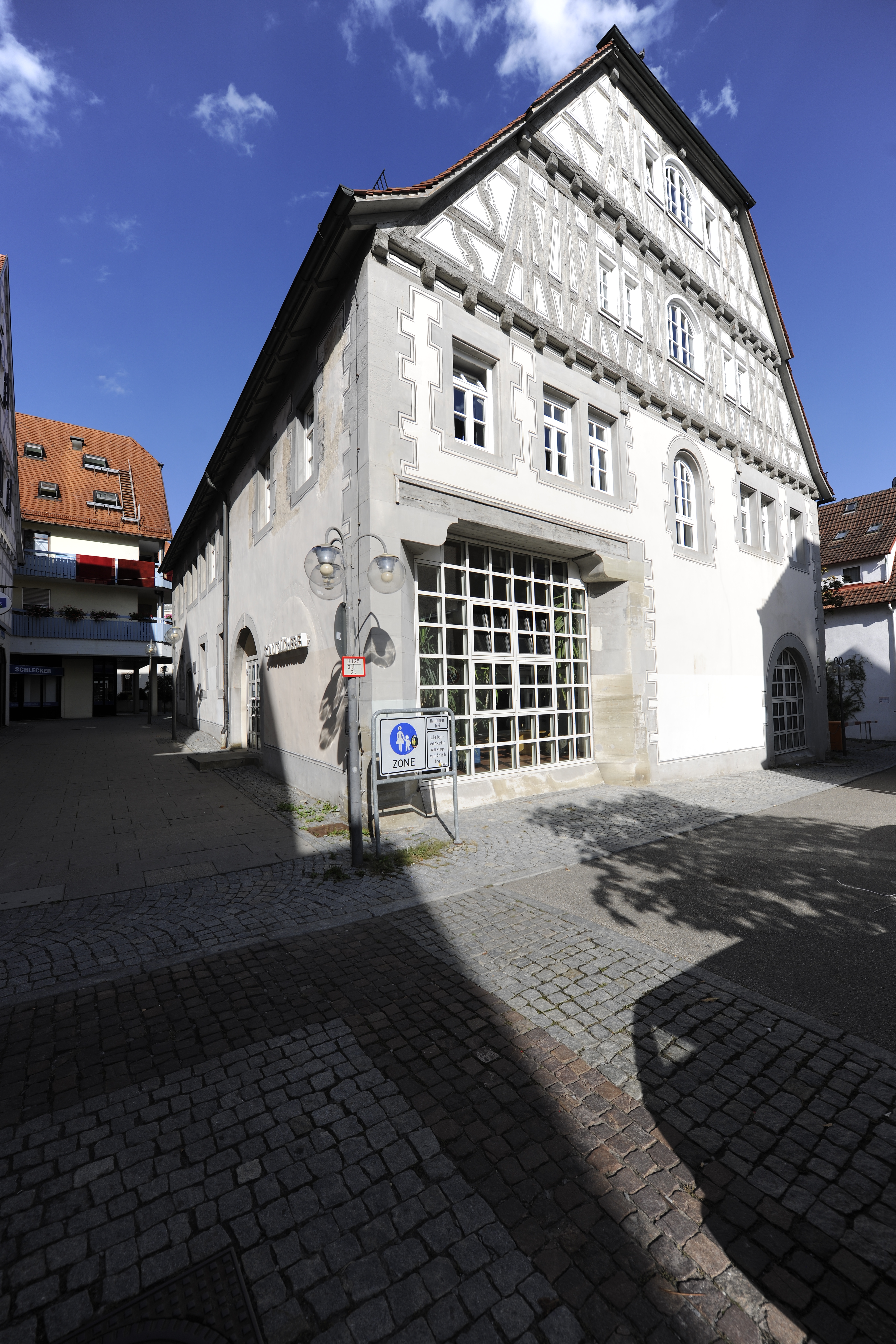 Aussenansicht des Fachwerkgebäudes vor blauem Himmel