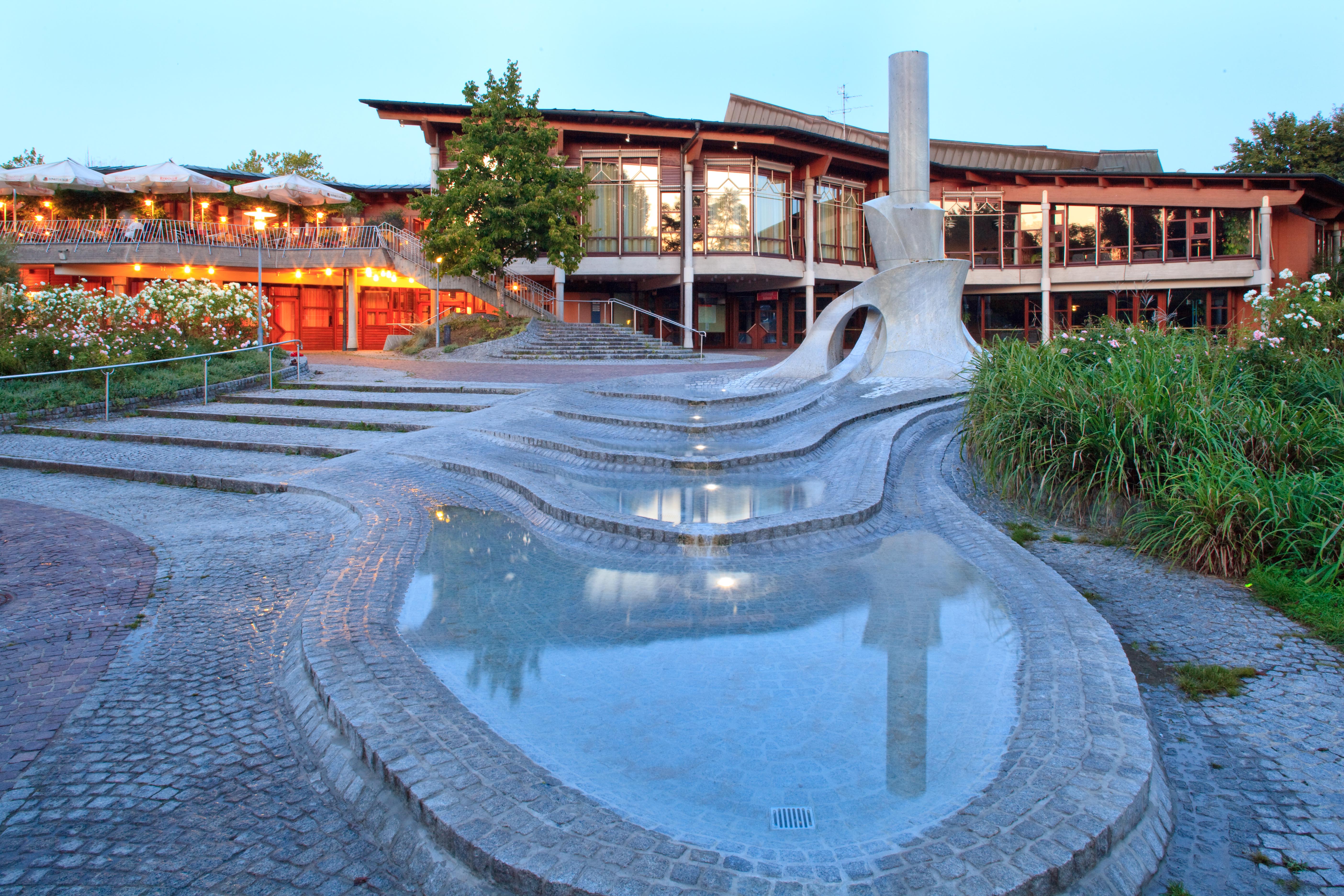 Aussenansicht des Bürgerzentrums im Dämmerlicht