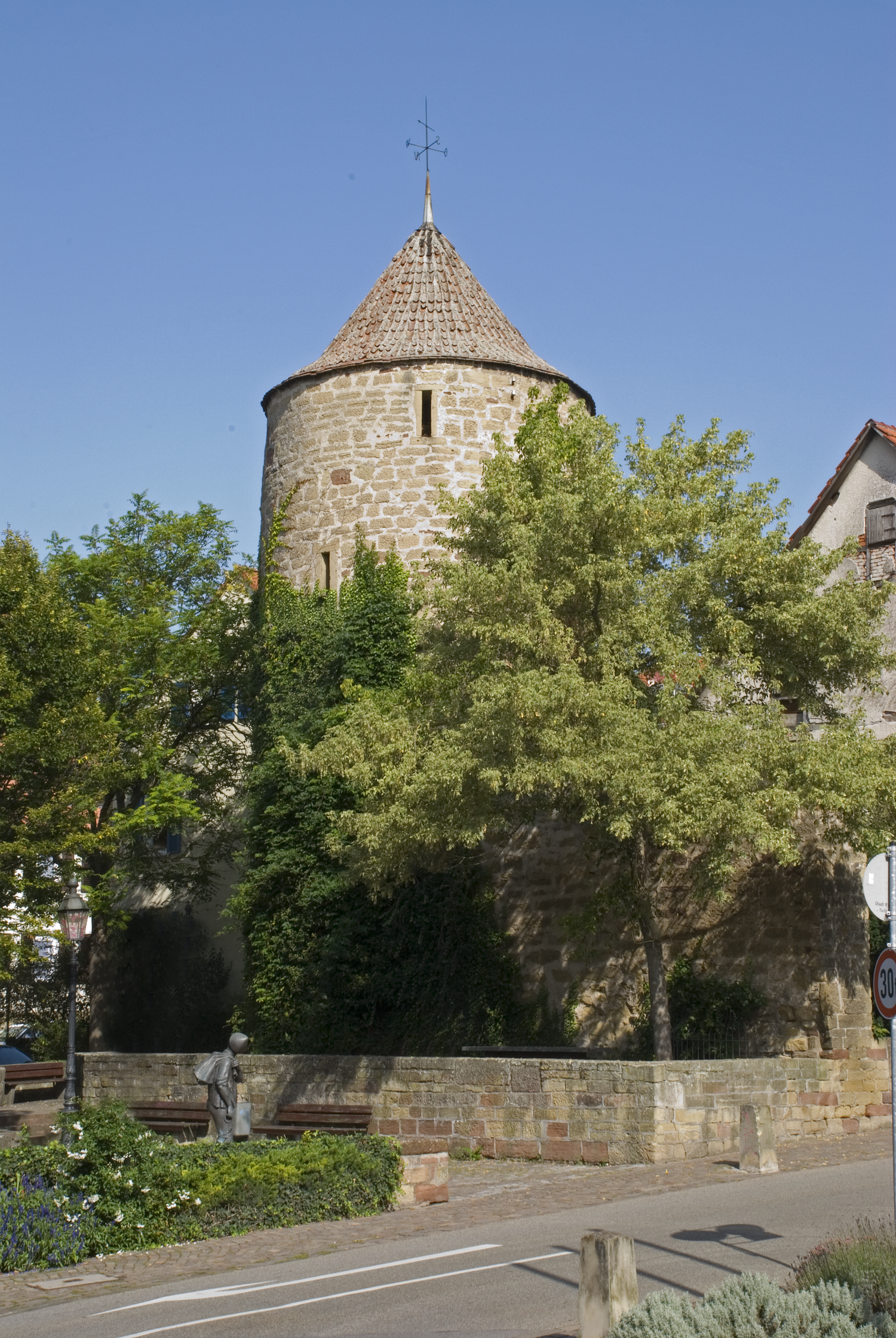 Blick auf den Turm vor blauem Himmel