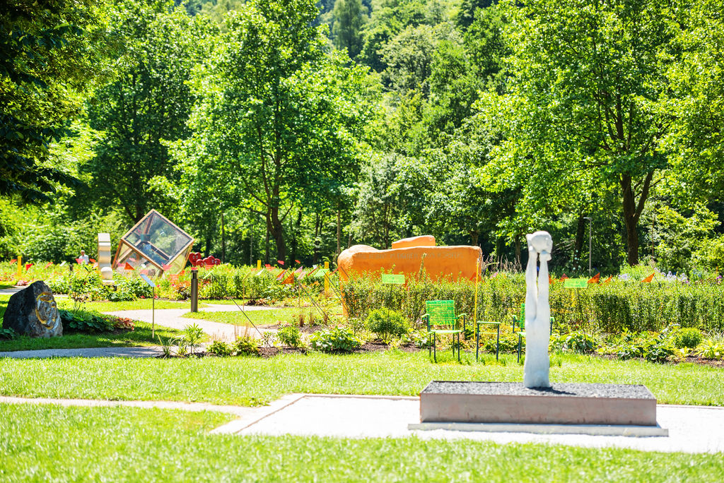 Parkansicht mit Skulptur SOPHI Park