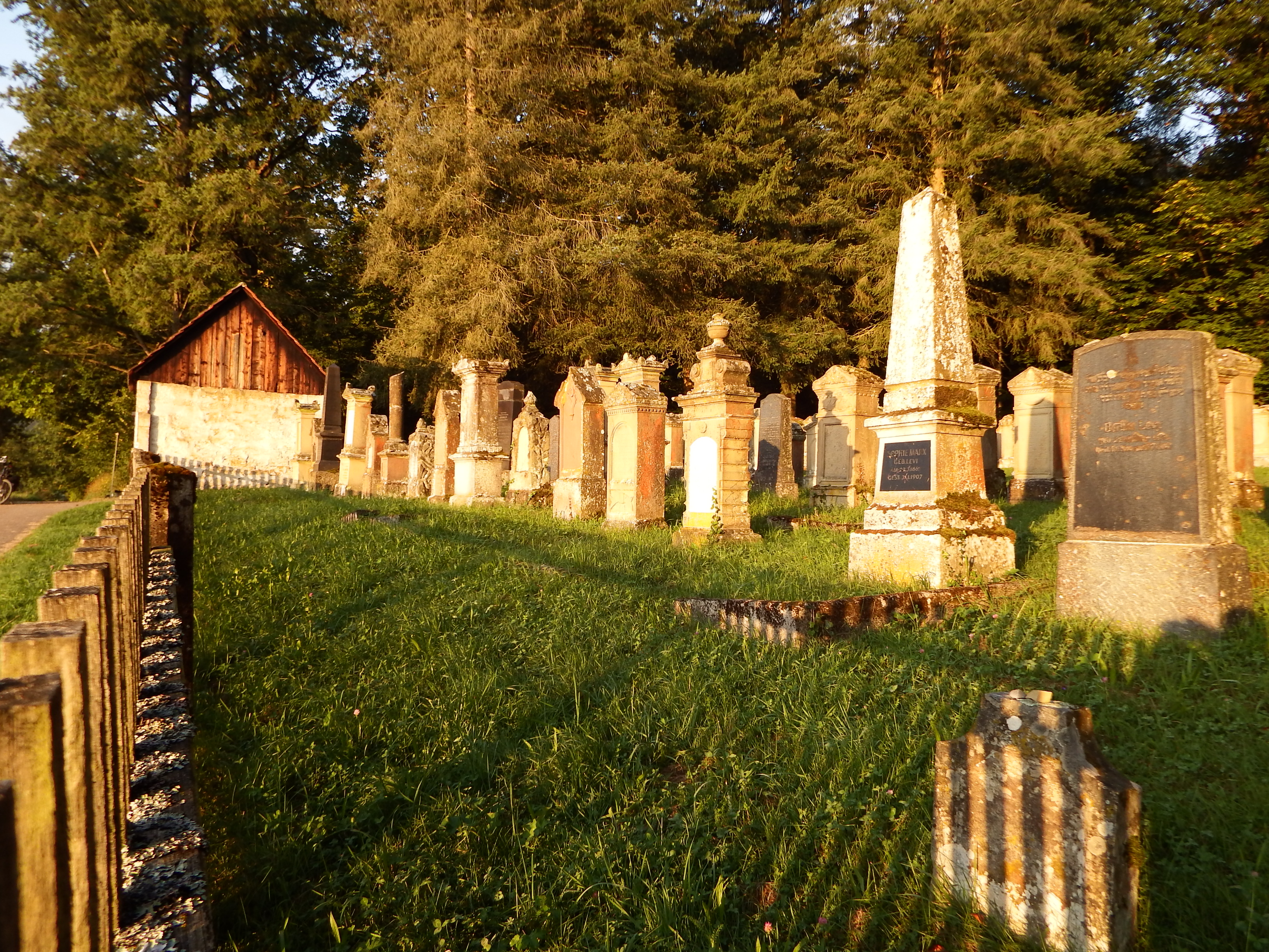 Foto von mehreren jüdischen Grabmählern im Abendlicht.