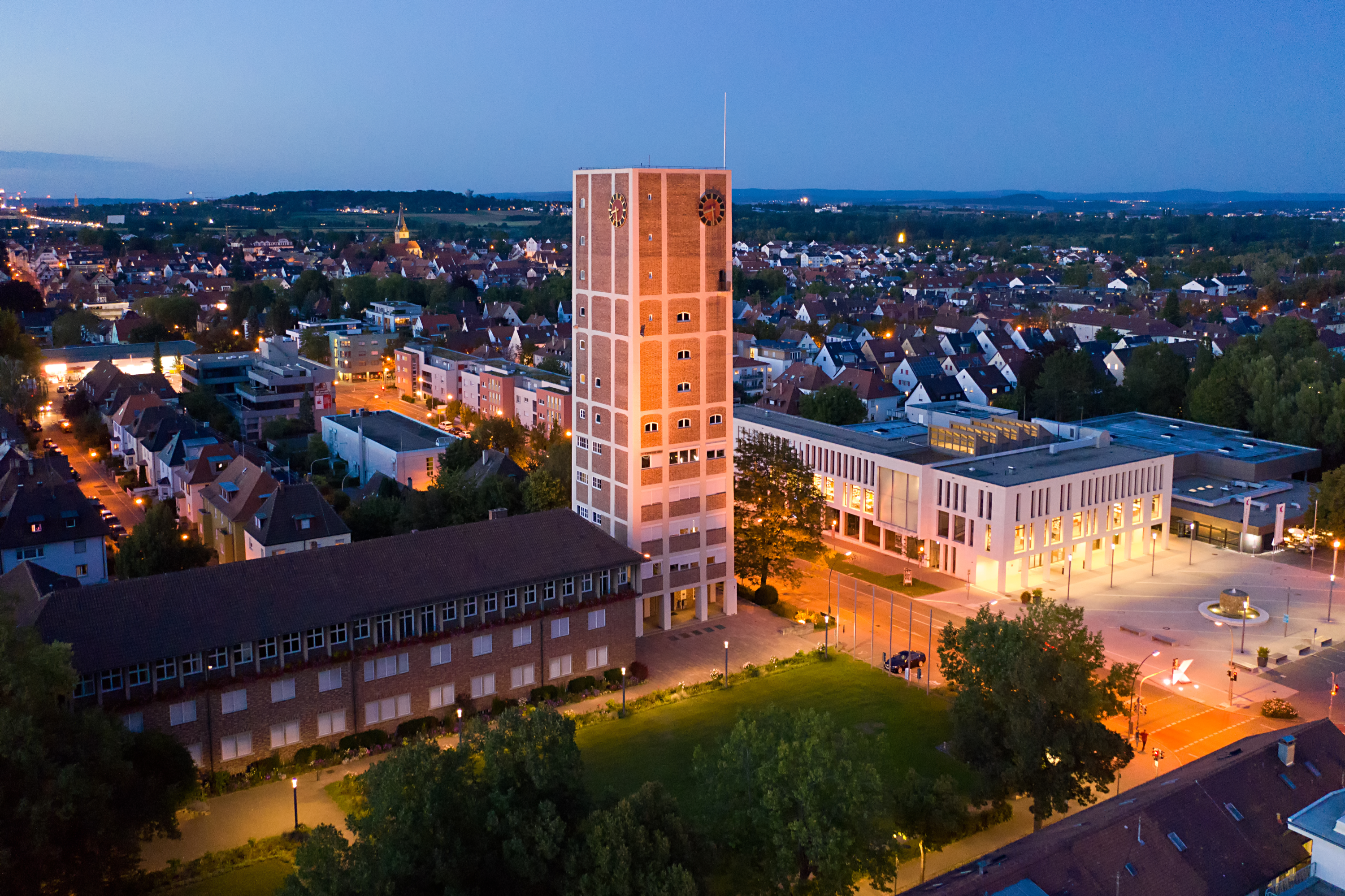 Blick auf das Rathaus bei Nacht