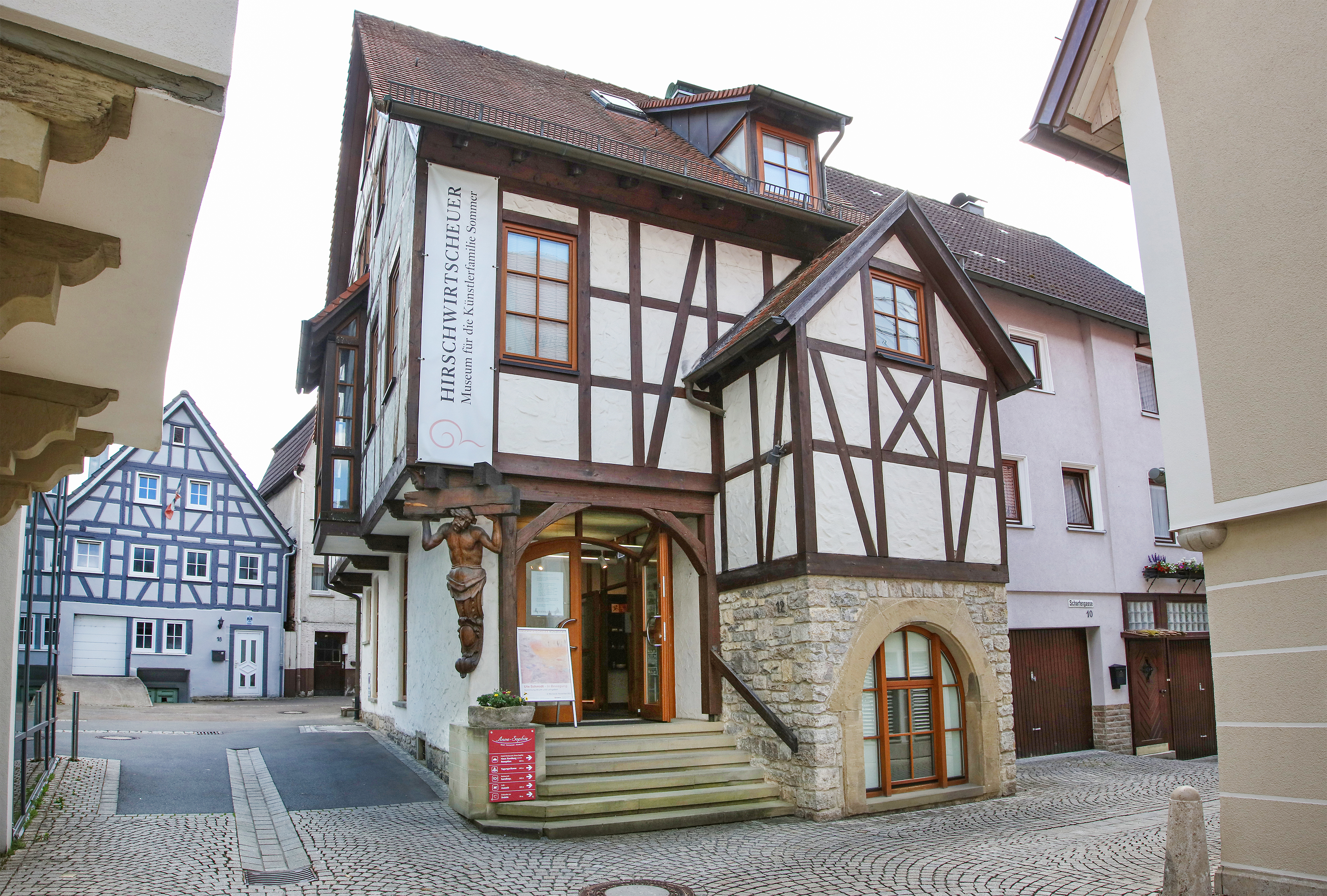 Blick auf das Fachwerkgebäude der Hirschwirtscheuer