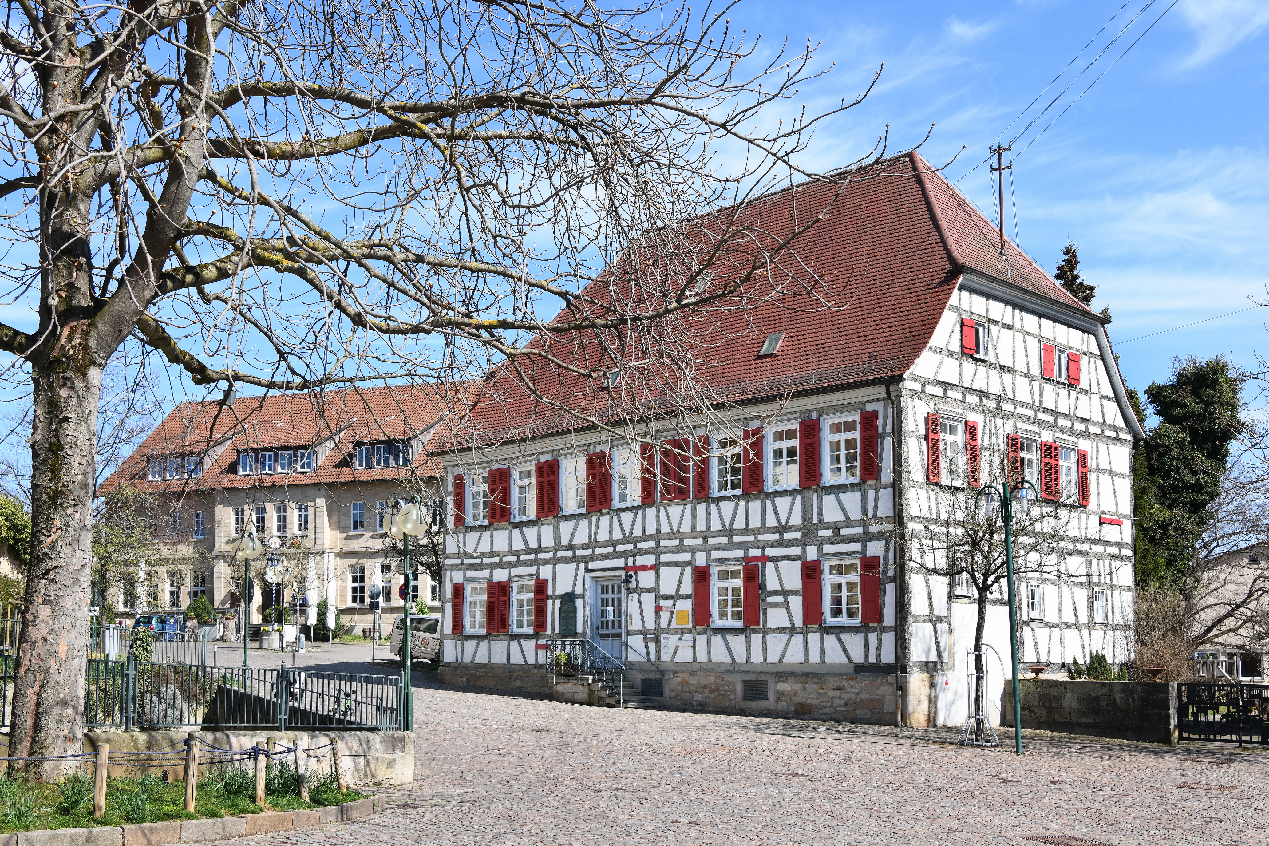 Blick auf das Pfarrhaus, ein schönes altes Fachwerkgebäude