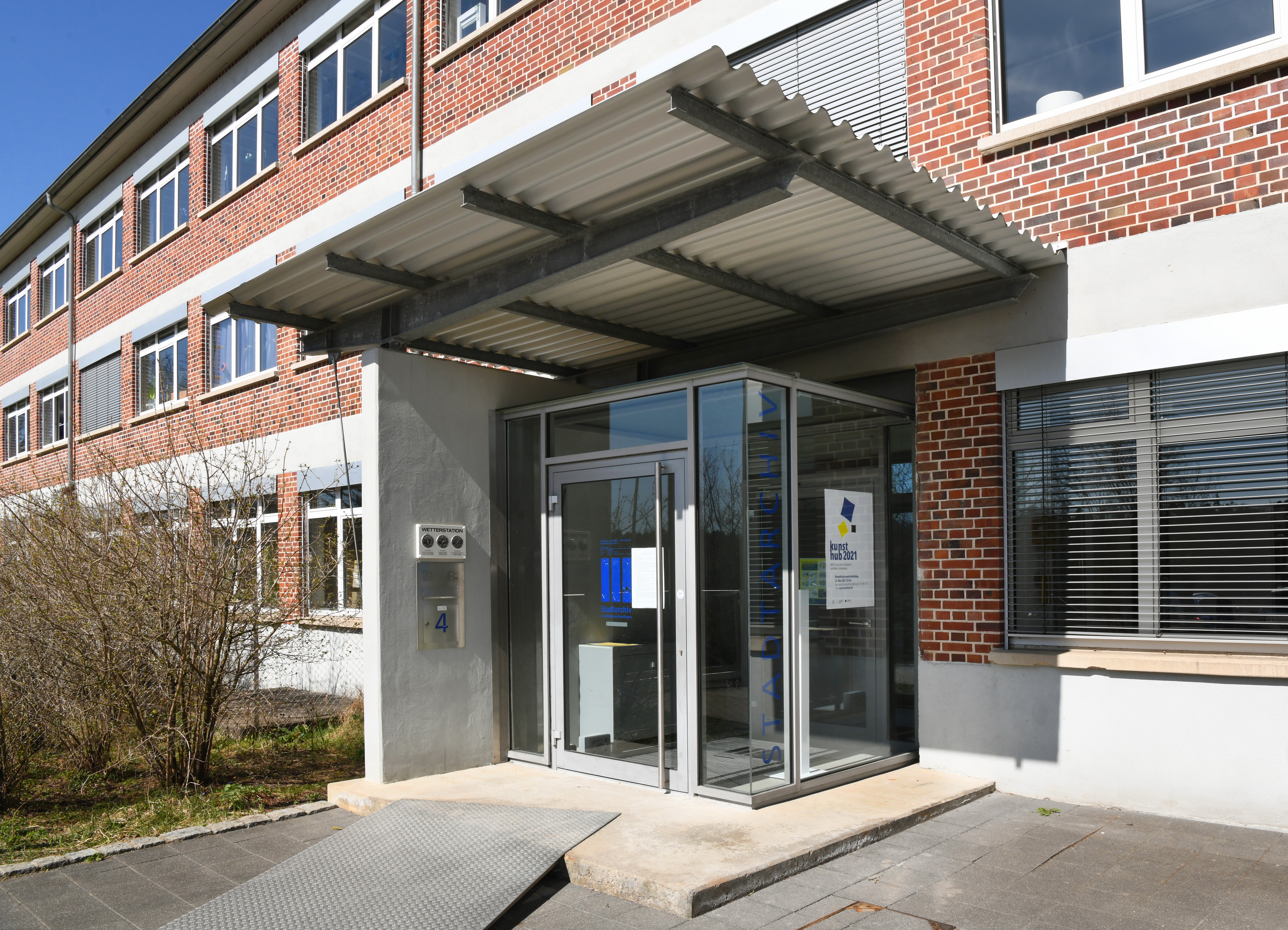 Blick auf den Eingang des Stadtarchivs