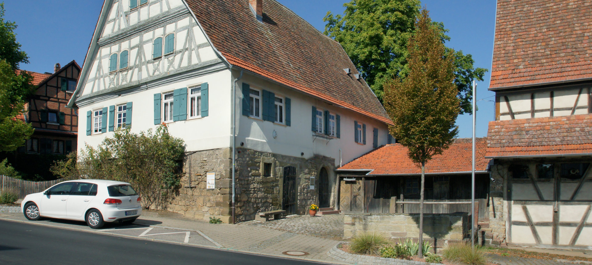 Blick von der Straße auf das Bauernhausmuseum