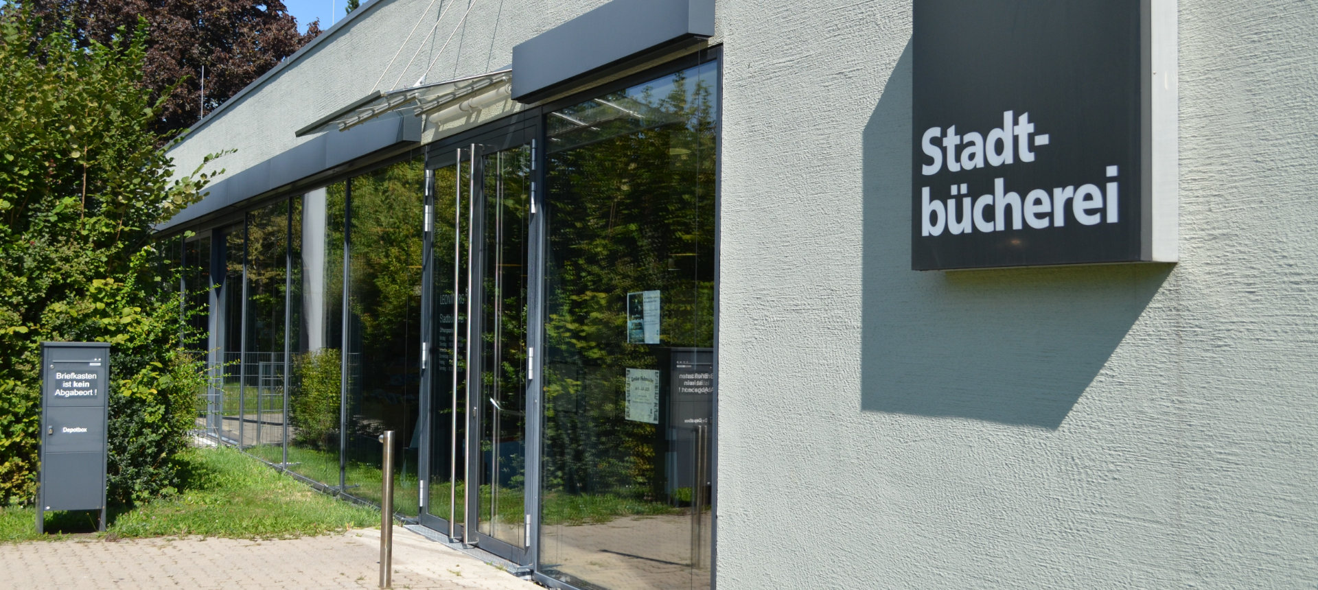 Blick von aussen auf den Eingang der Stadtbibliothek