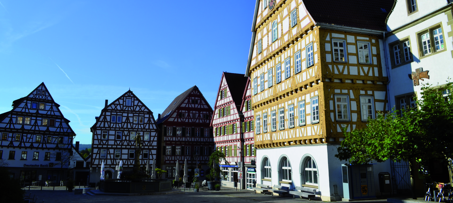 Ansicht des Marktplatzes mit seinen Fachwerkgebäuden.