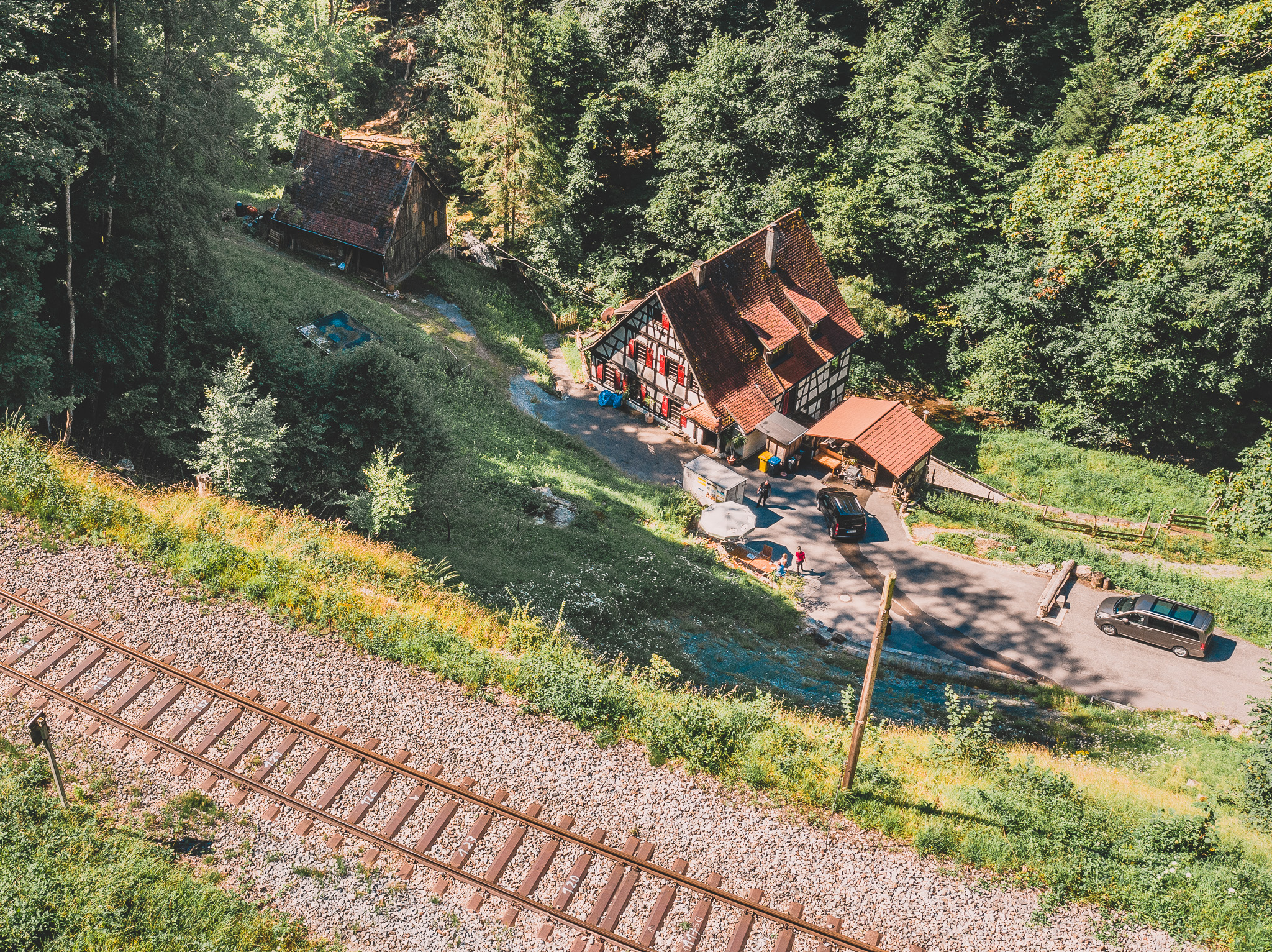 Blick von den Gleisen auf das Gebüder der Klingenmühle. In einer Schlucht am Wald gelegen.