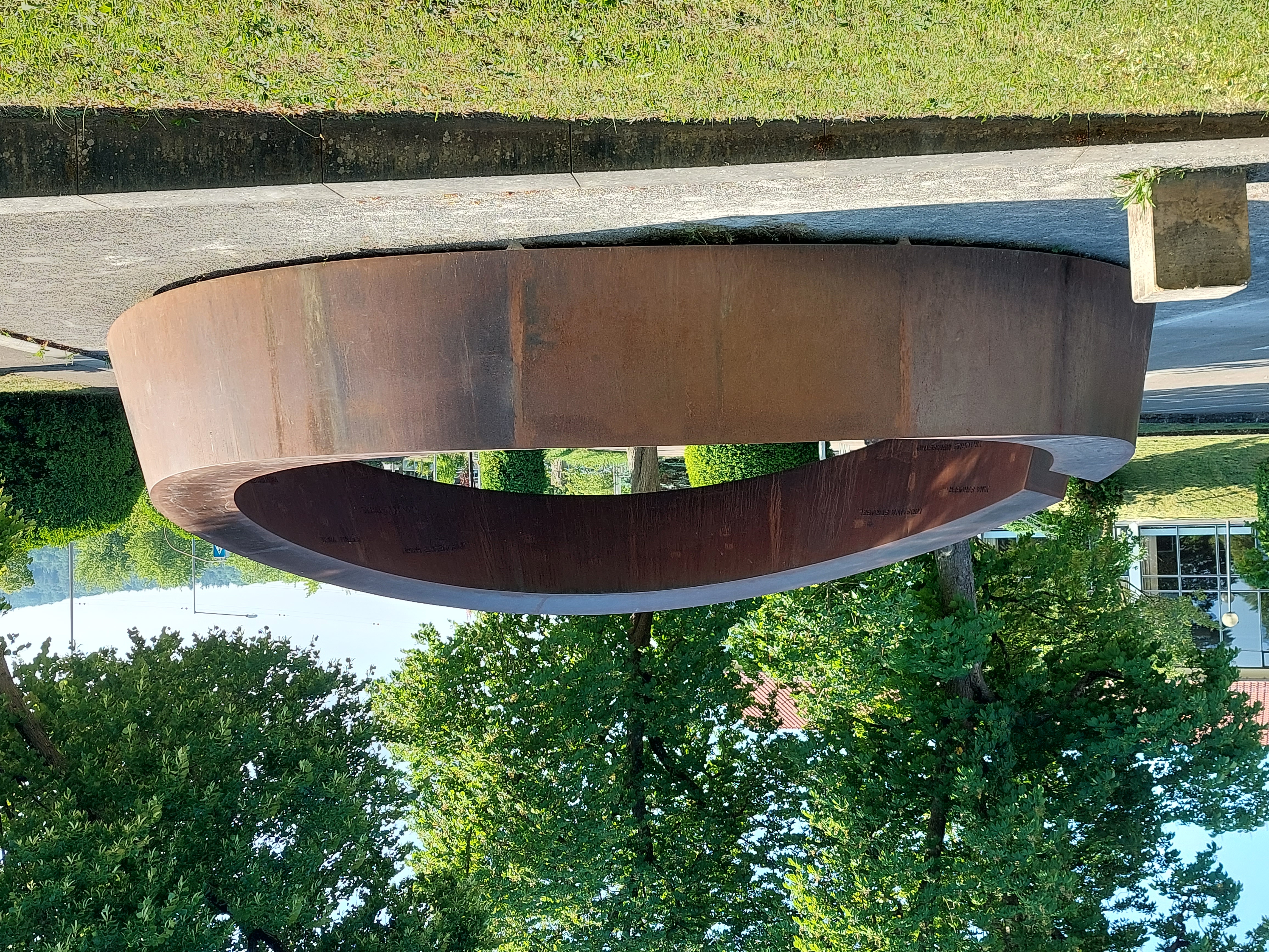 Skulptur der gebrochene Ring