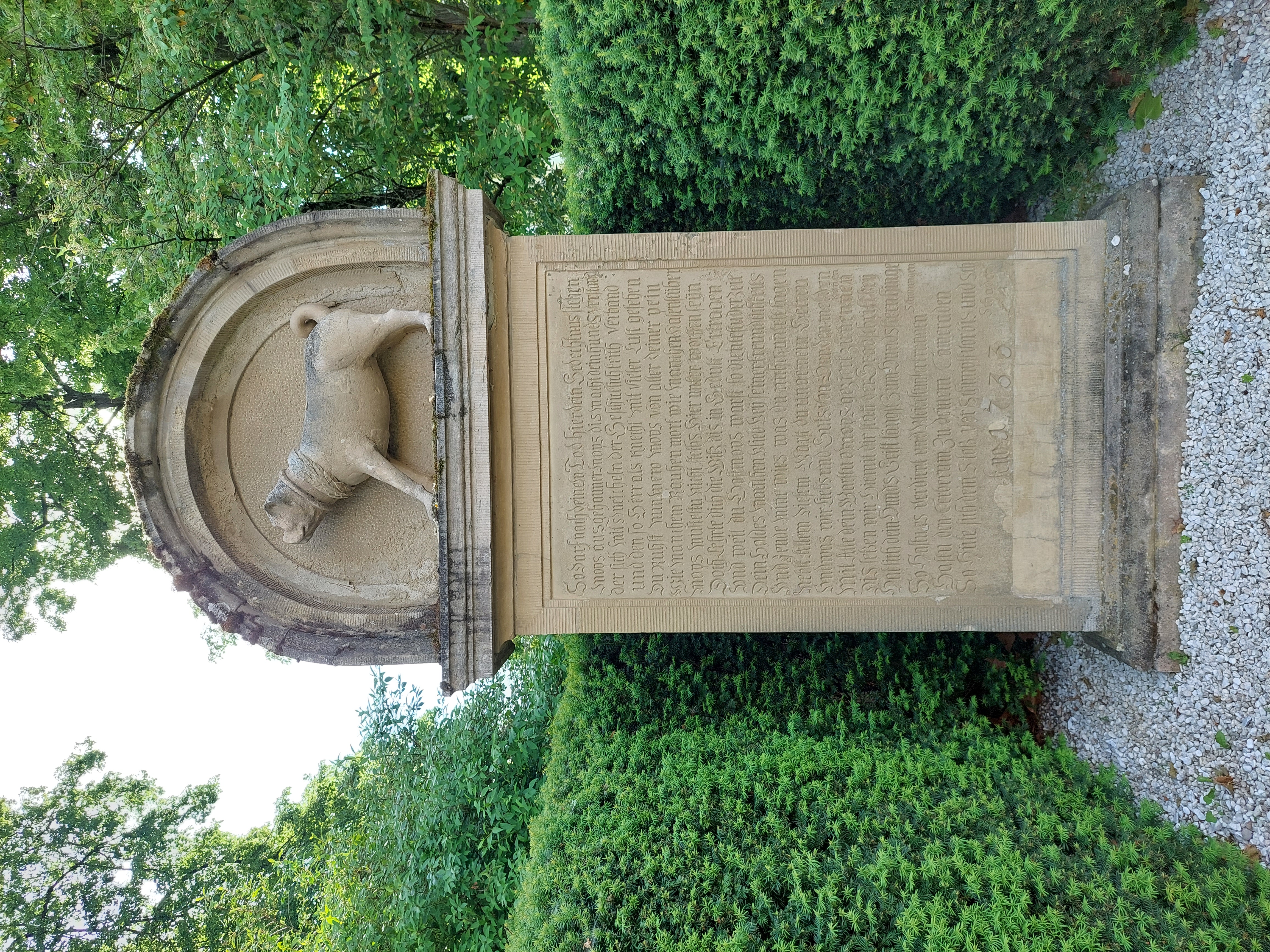 Denkmal aus Stein. Motiv ist ein Mops.