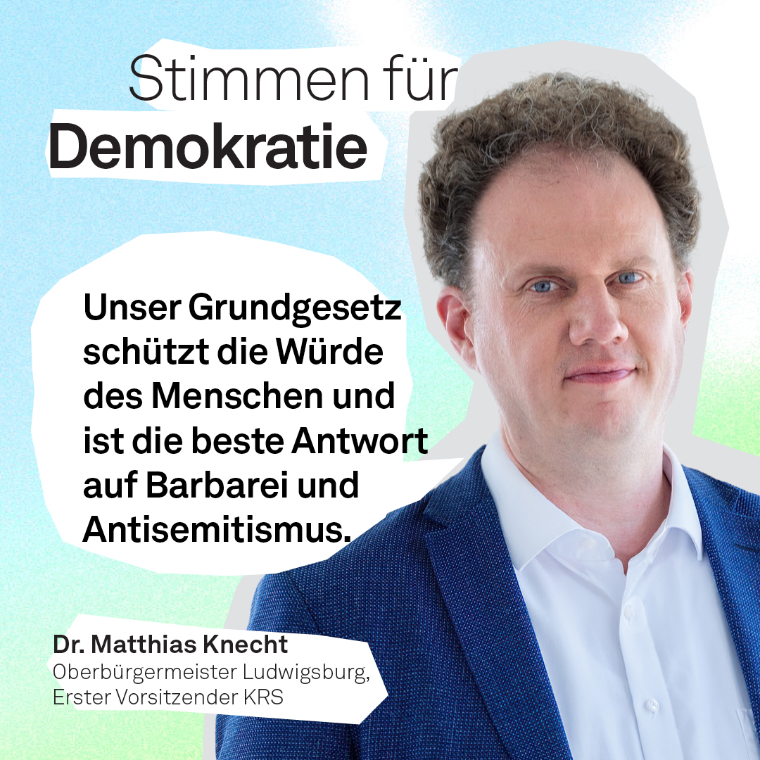 Grafik mit dem Titel »Stimmen für Demokratie« vor einem Blau-grün changierendem Hintergrund. Im Zentrum steht das Zitat: »Unser Grundgesetz schützt die Würde des Menschen und ist die beste Antwort auf Barbarei und Antisemitismus « Darunter Name und Titel von Dr. Matthias Knecht.