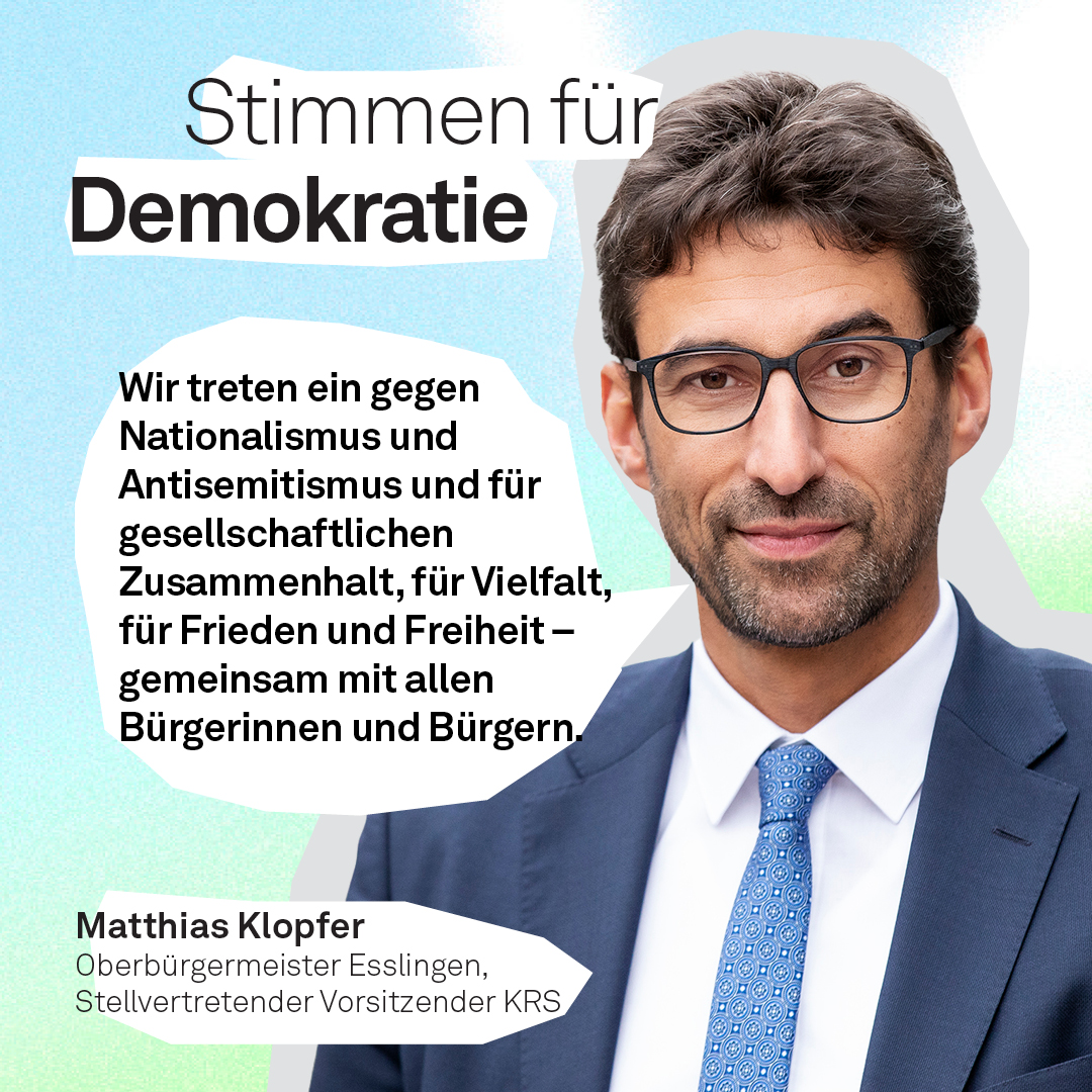 Grafik mit dem Titel »Stimmen für Demokratie« vor einem blau-grün changierendem Hintergrund. Im Zentrum steht das Zitat: »Wir treten ein gegen Nationalismus und Antisemitismus und für gesellschaftlichen Zusammenhalt, für Vielfalt, für Frieden und Freiheit - gemeinsam mit allen Bürgerinnen und Bürgern.« Darunter Name und Titel von Matthias Klopfer.