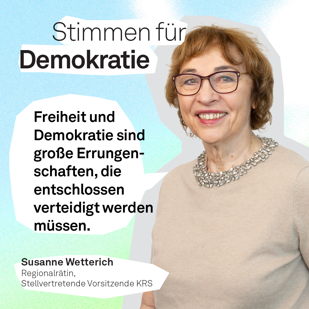 Grafik mit dem Titel »Stimmen für Demokratie« vor einem blau-grün changierendem Hintergrund. Im Zentrum steht das Zitat: »Freiheit und Demokratie sind große Errungenschaften, die entschlossen verteidigt werden müssen.« Darunter Name und Titel von Frau Susanne Wetterich.